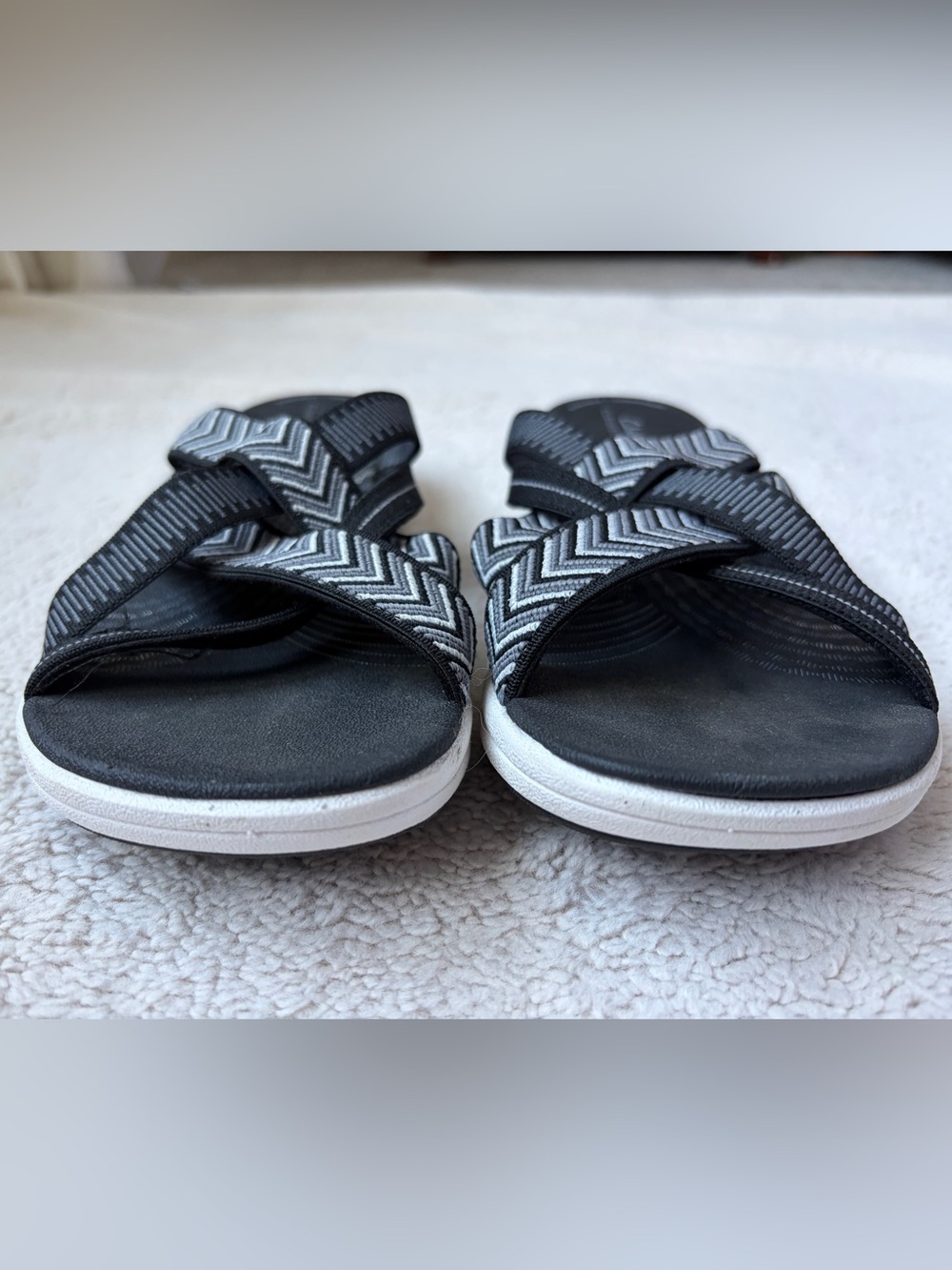 Like New Clarks Black & White Strappy Cloudsteppers Slip-On Sandals Women 8.5 - Picture 4 of 7
